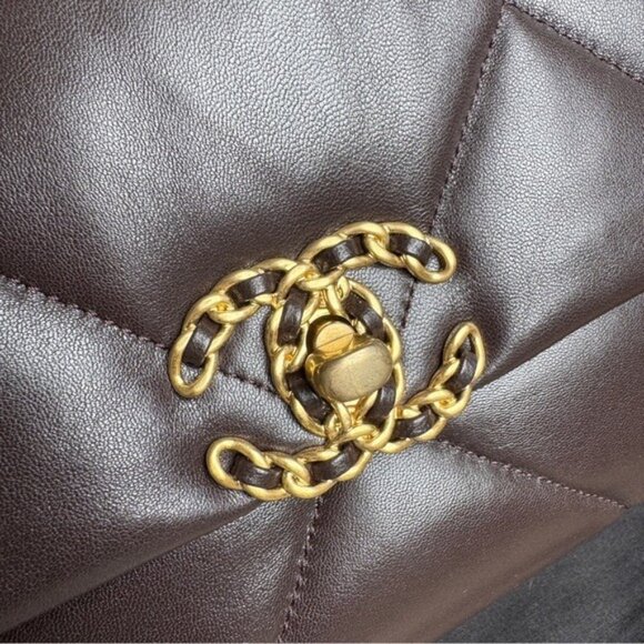 Chanel Medium 19 Shiny Lambskin Quilted Flap Crossbody - Picture 5 of 16